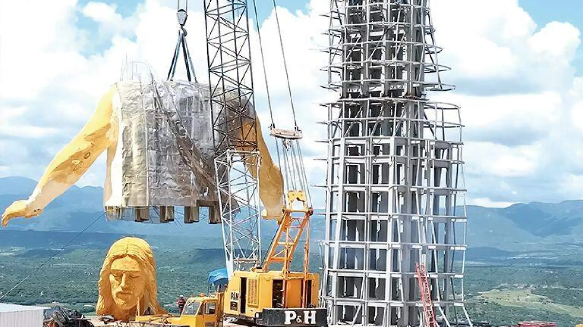 Instalación del torso del monumento del Cristo de la Paz